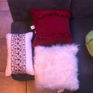 We don’t use them, they are new, wine and white, size 18in x18  18in x 12in.